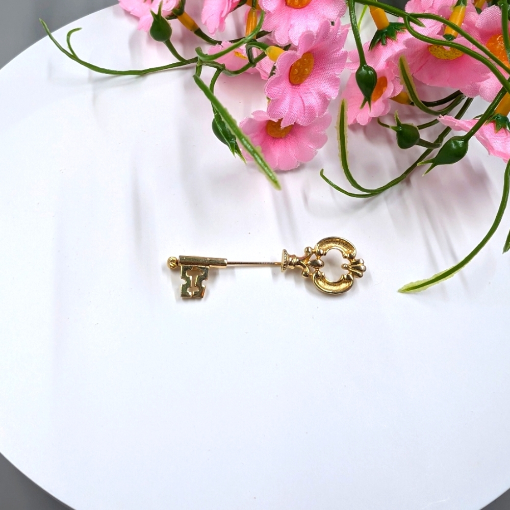 Avon Signed Vintage Gold Plated Skeleton Key Hat Pin / Brooch